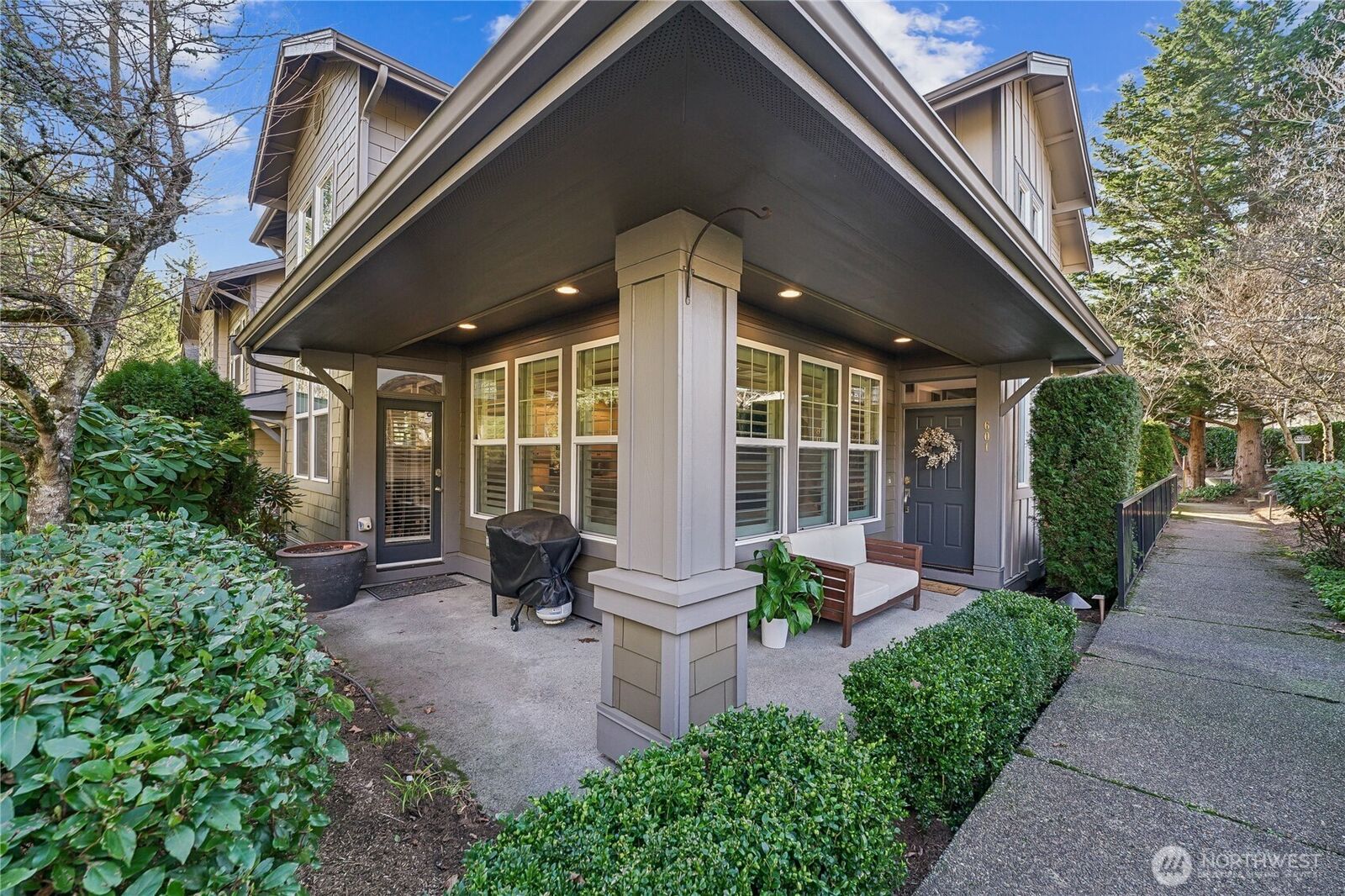 Property Photo:  7704  Fairway Avenue SE 601  WA 98065 