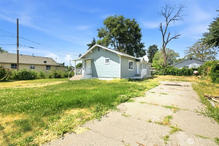 Property Photo: 10 S 10th Street WA 98901