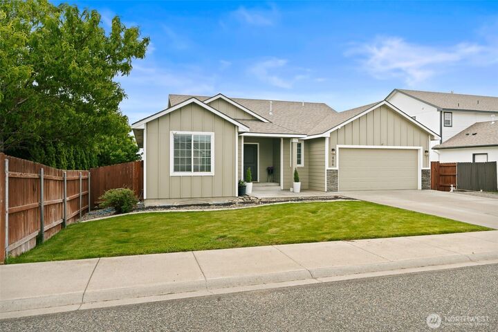 Property Photo:  406 E 24th Avenue  WA 98926 