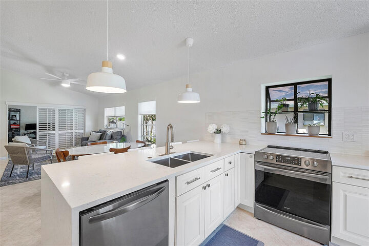 Property Photo:  8230 Springtree Road  FL 33496 