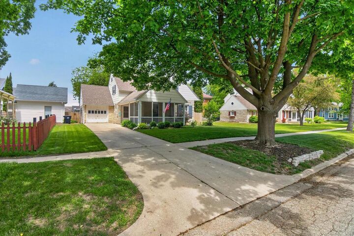 Property Photo:  14 E Rockwell Street  WI 53121 