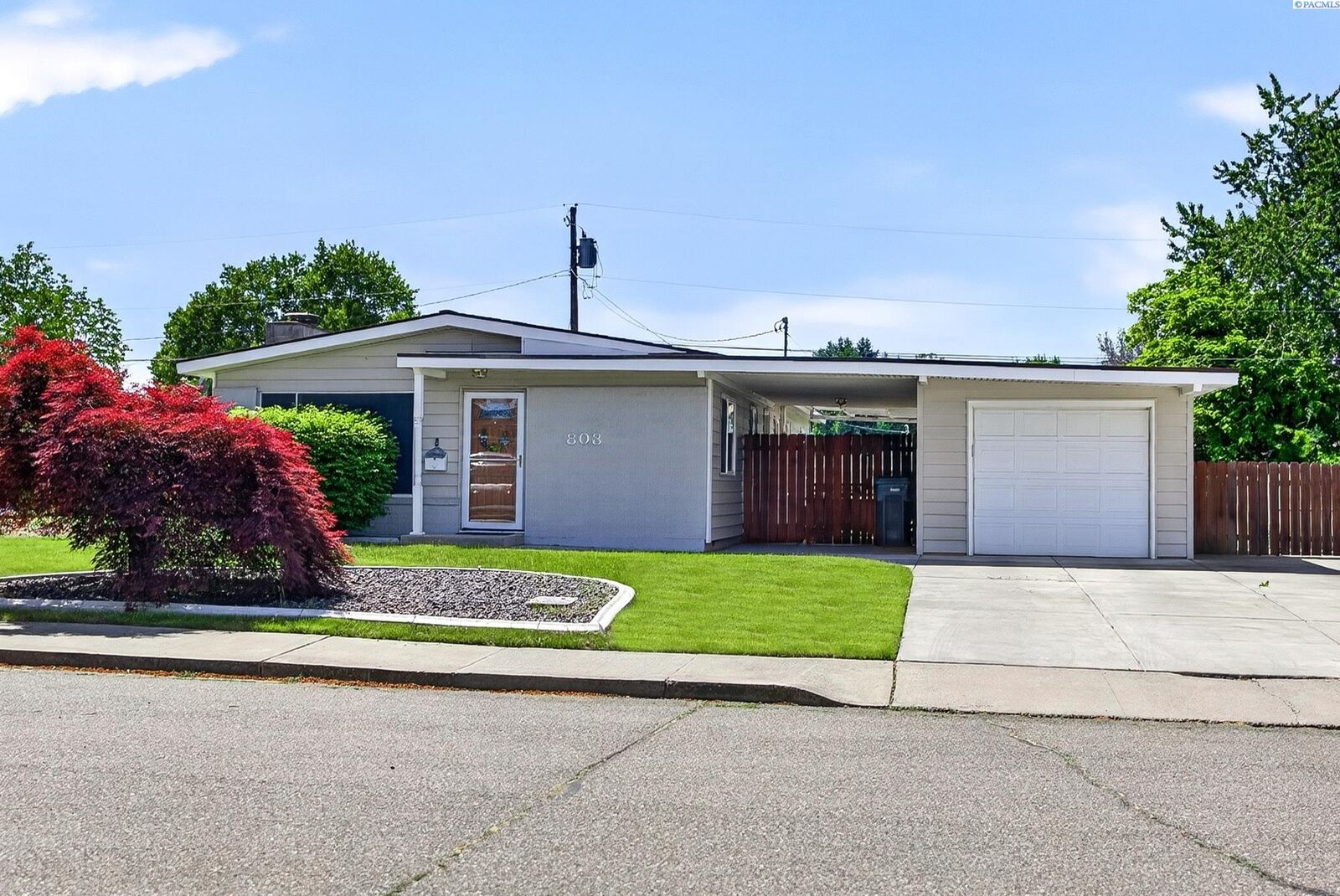 Property Photo:  803 N Huntington St  WA 99336 