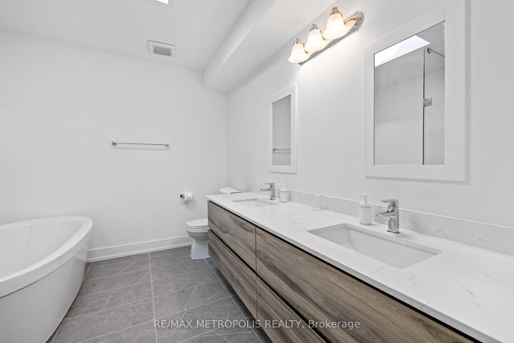 Property Photo: 449 Lansdowne Avenue ON M6H 3Y2