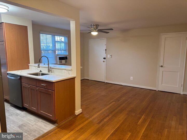 Property Photo: 133 S Courthouse Road 7 VA 22204