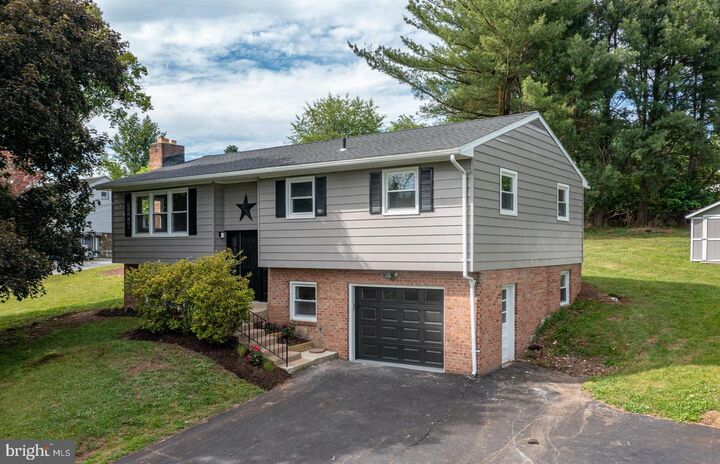 Property Photo:  921 Shelbourne Road  PA 19606 