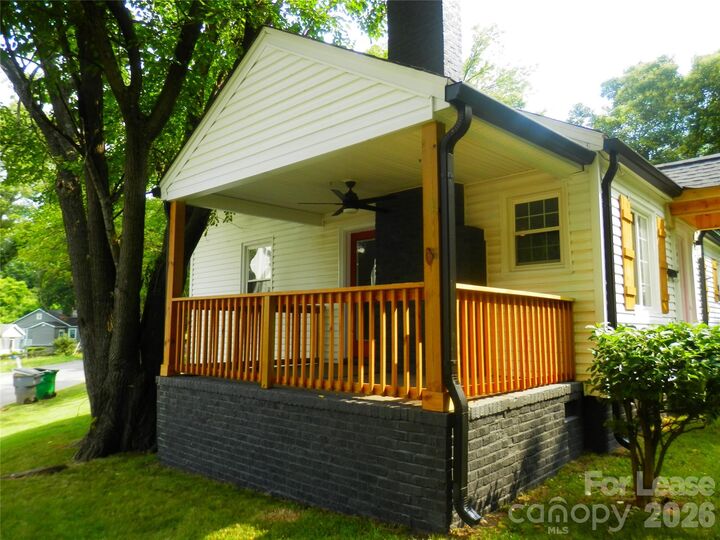 Property Photo:  1416 Effingham Road  NC 28208 