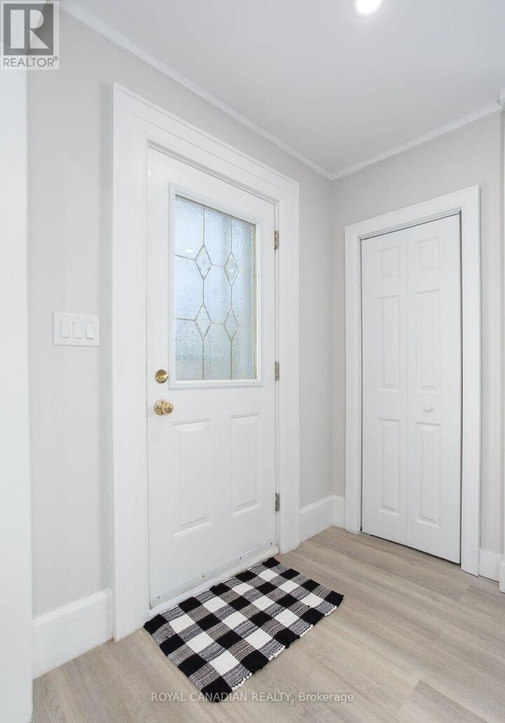 Property Photo:  67 Seven Oaks Drive Main  ON L9A 4E3 