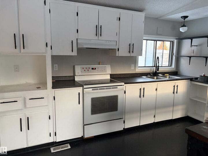 Property Photo:  4530 Maria Close East  AB T0A 3C0 