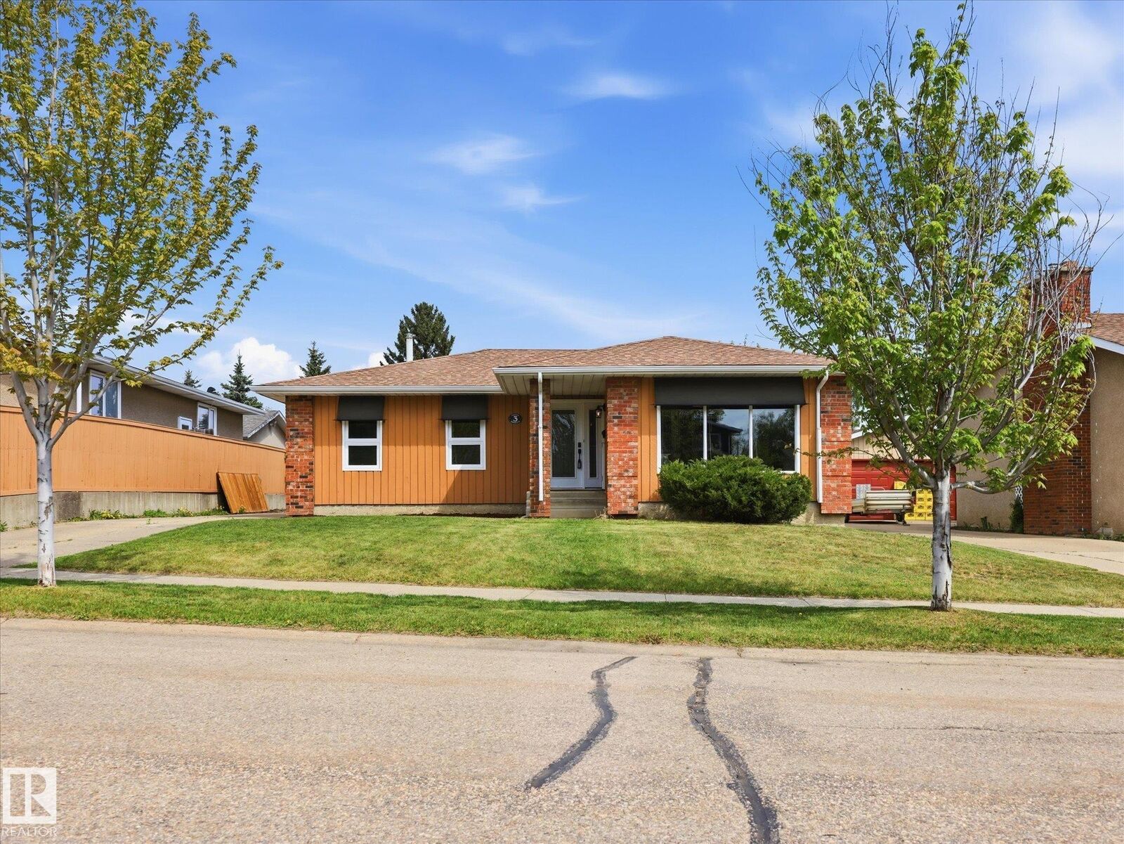 Property Photo:  3 Fairfax Crescent  AB T8N 1X9 