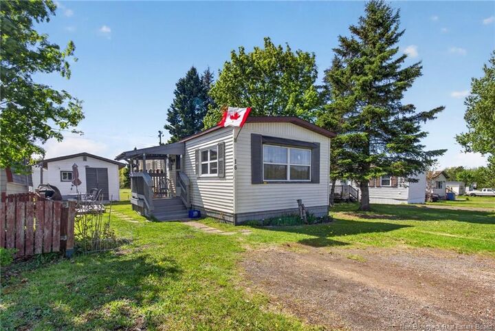 16 Tait Crescent — photo 1