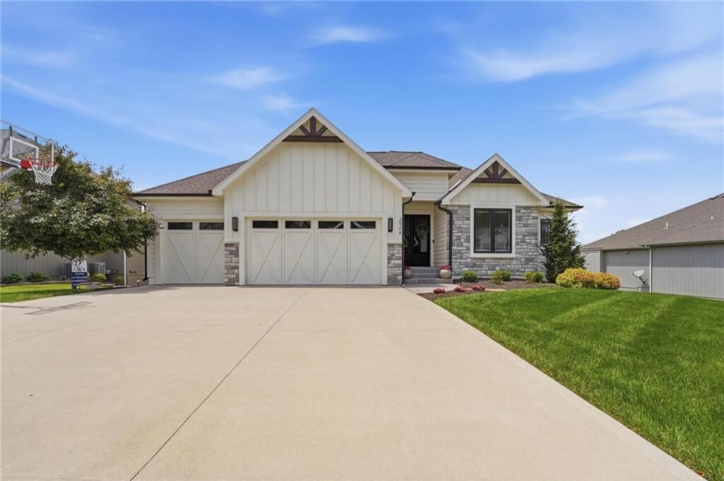 Property Photo: 2906 SW Arthur Drive MO 64082