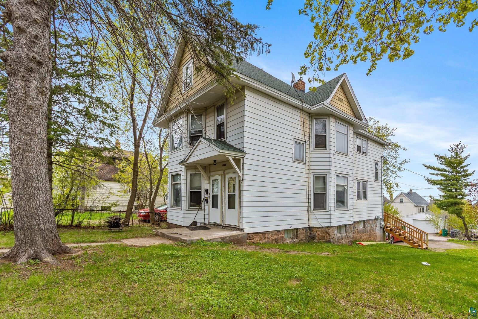Property Photo:  1122 E 5th St  MN 55805 