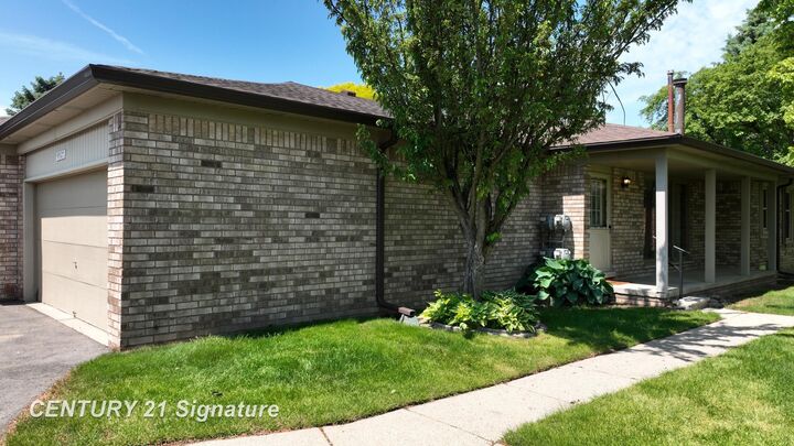 Property Photo:  49327 Winchester Court  MI 48315-3981 