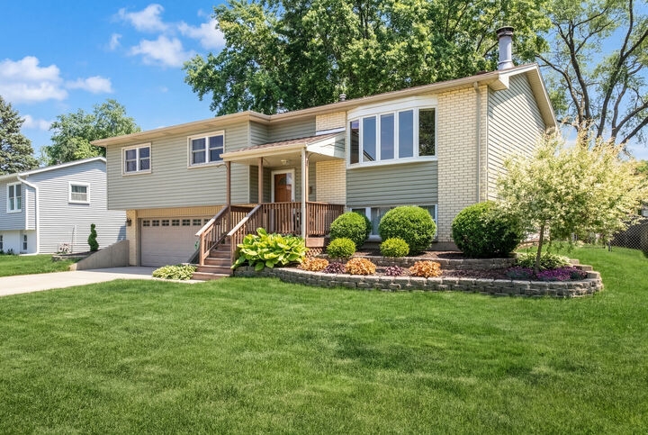 Property Photo:  2413 Sioux Avenue  IL 60517 