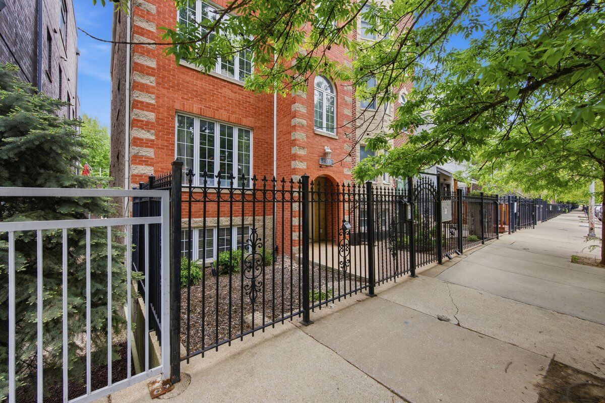 Property Photo:  1333 N Bosworth Avenue 2  IL 60642 