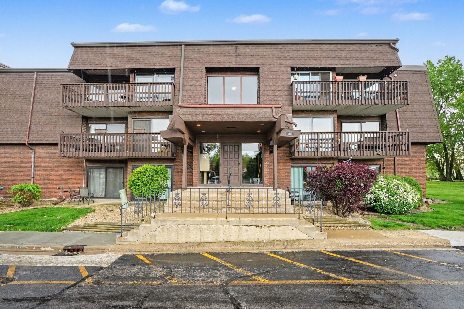 Property Photo:  1619 Richmond Circle 205  IL 60435 