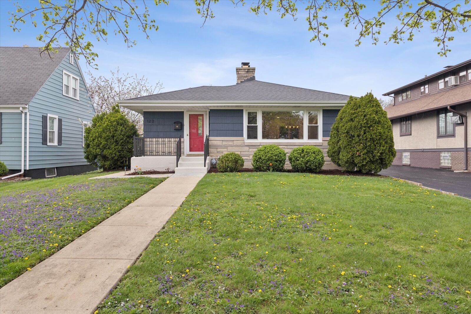 Property Photo: 123 E Columbia Avenue IL 60126