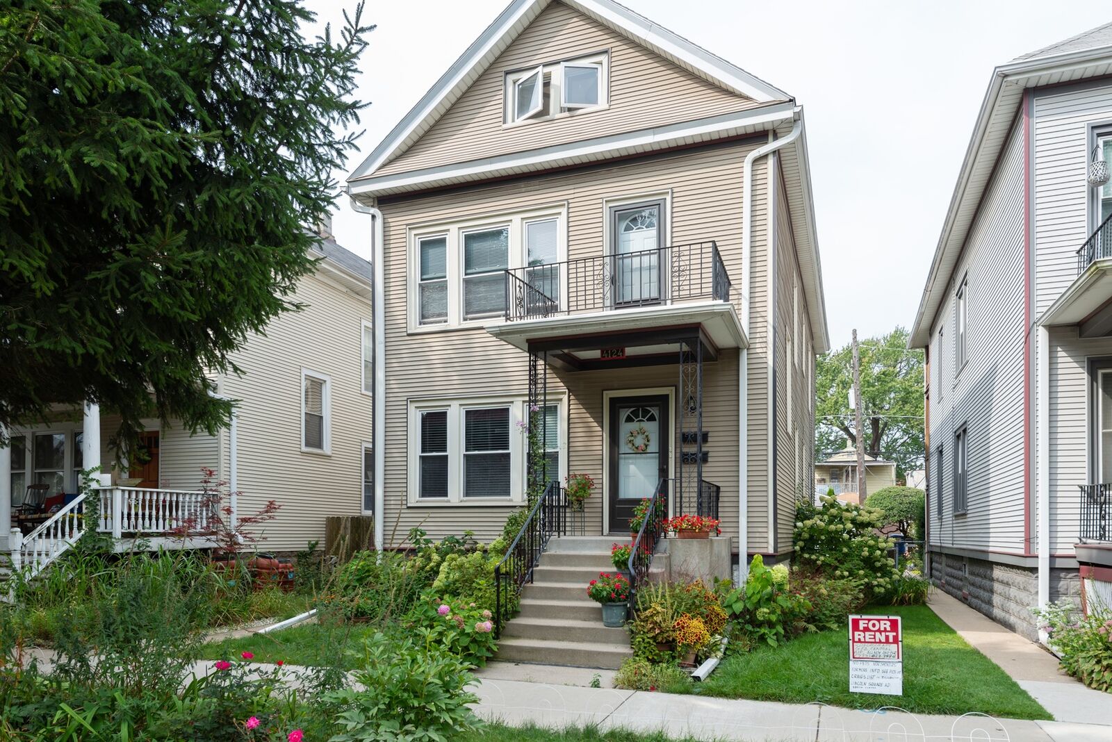 Property Photo: 4124 N Campbell Avenue 2 IL 60618