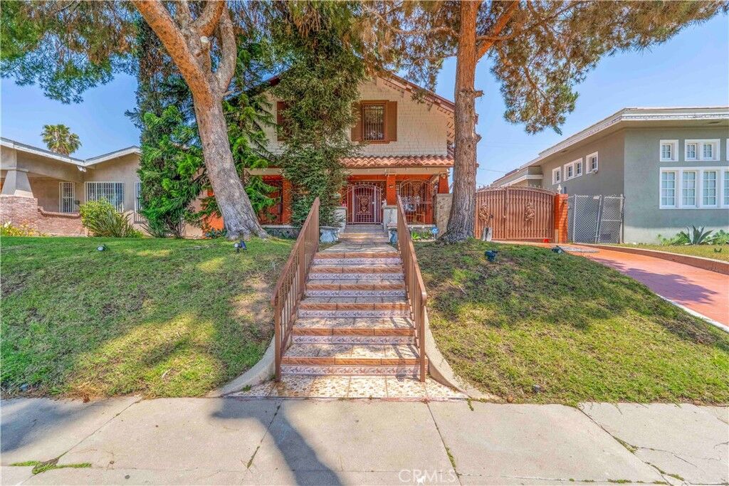 Property Photo:  128 N St Andrews Place  CA 90004 