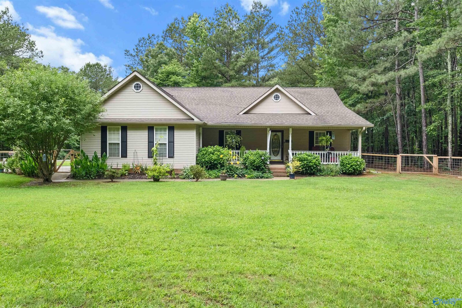 Property Photo:  315 Oak Hill Drive  AL 35960 