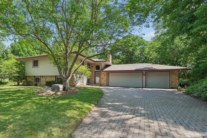 Property Photo:  3203 Red Oak Circle S  MN 55337 
