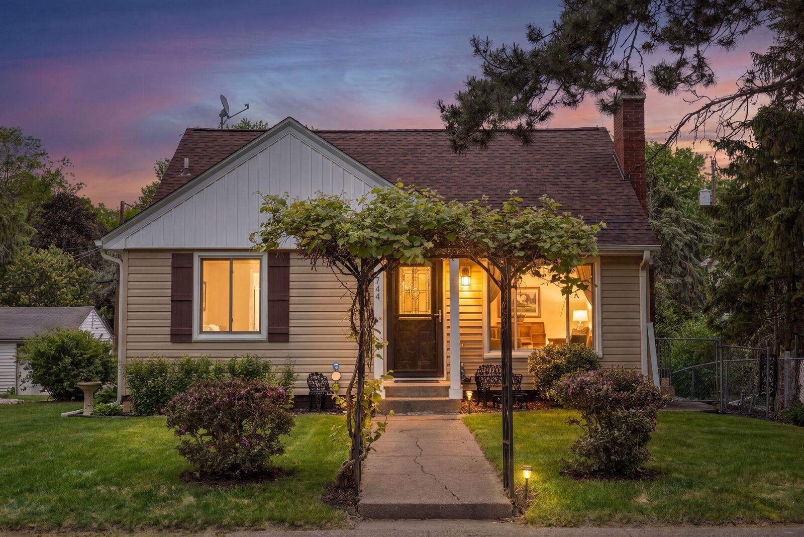 Property Photo:  2744 Zenith Avenue N  MN 55422 