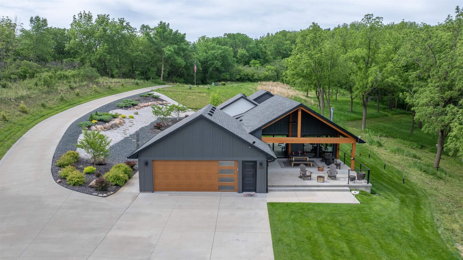 Property Photo:  4800 Boulevard Drive  IA 51104 