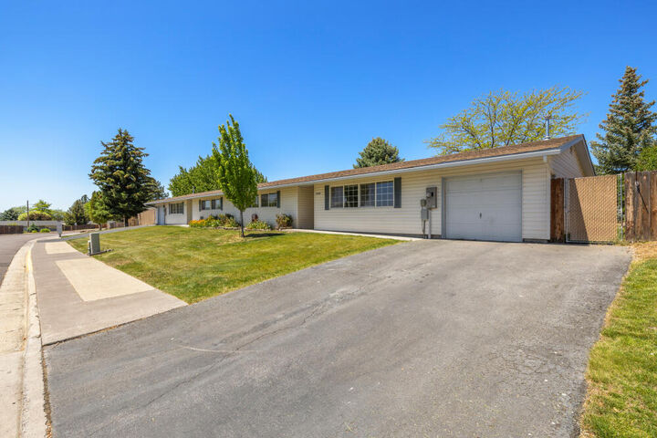 Property Photo:  10405 Preddy Avenue  OR 97603 