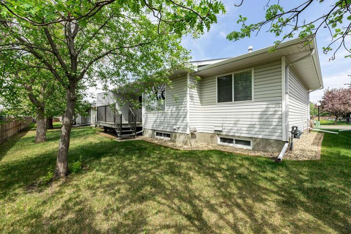 Property Photo: 2816 Botterill Crescent 59 AB T4R 2H7