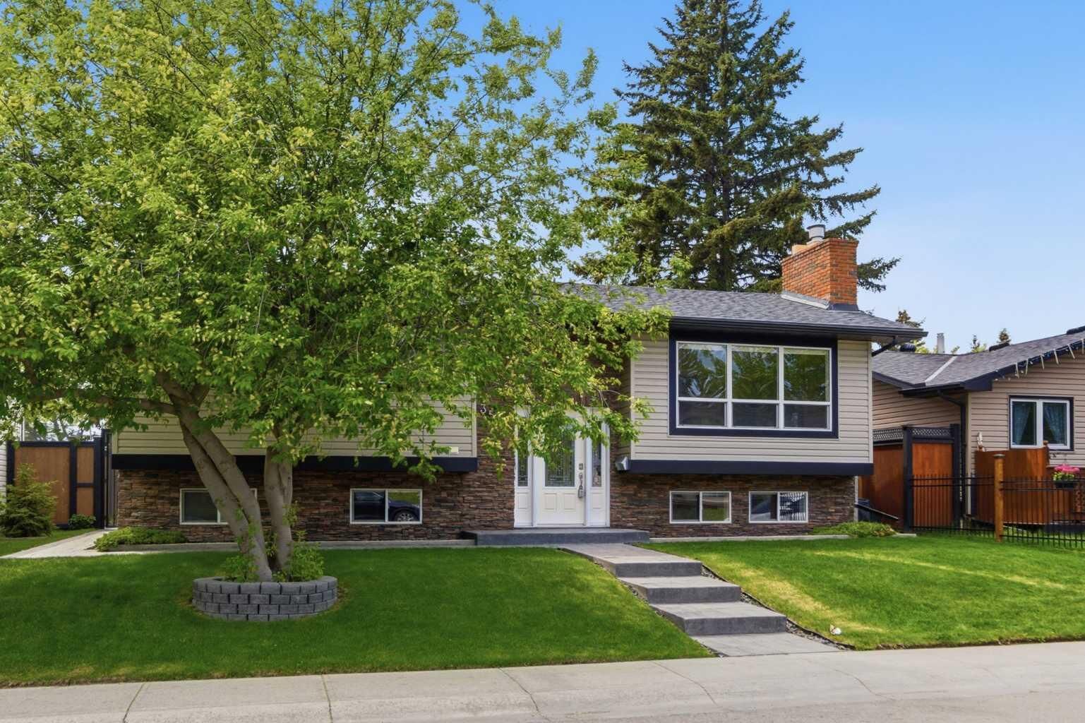 Property Photo: 351 Queen Charlotte Road SE AB T2J 4H5
