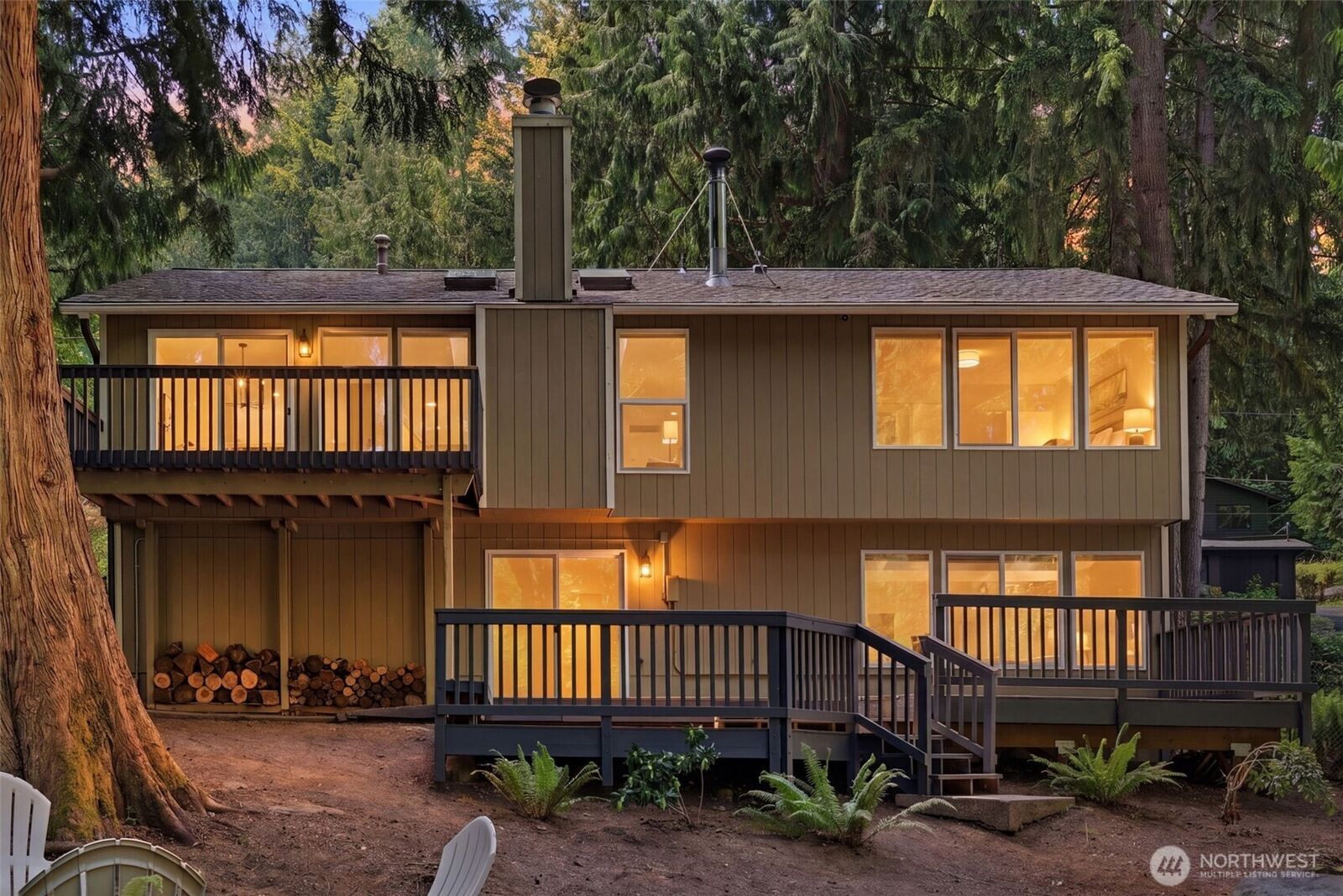 Property Photo: 895 Highwood Drive SW WA 98027