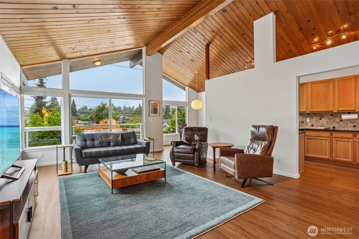 Property Photo: 5249 40th Avenue NE 404 WA 98105