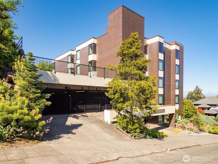 Property Photo: 1605 5th Avenue N 302 WA 98109