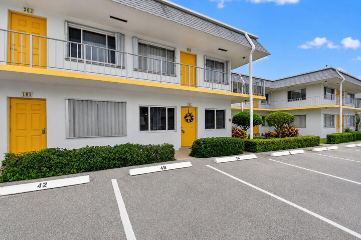 Property Photo: 3240 Lake Osborne Drive Apt 104 FL 33461
