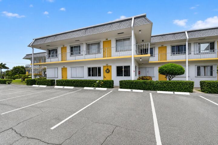 Property Photo: 3240 Lake Osborne Drive Apt 104 FL 33461