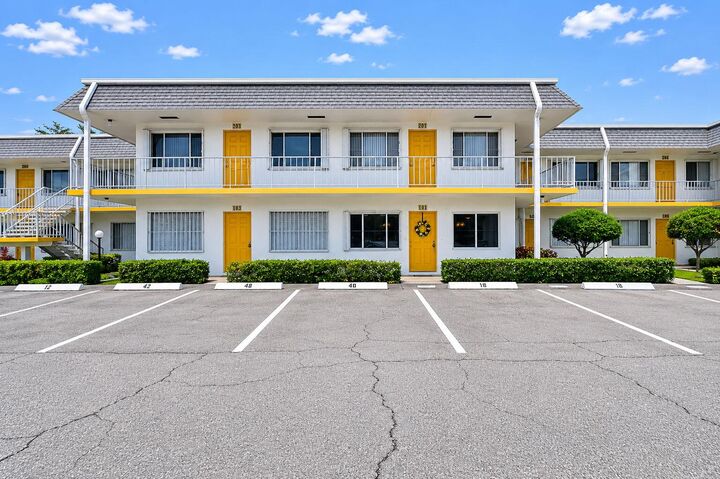Property Photo: 3240 Lake Osborne Drive Apt 104 FL 33461
