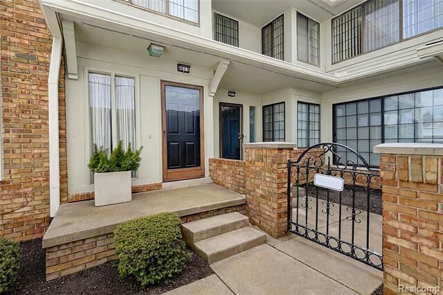 Property Photo: 6011 Pebble Lane Court MI 48322