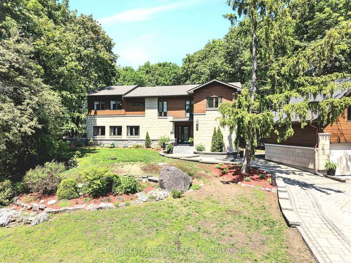 Property Photo: 2 Fairhaven Way ON K1K 0R3