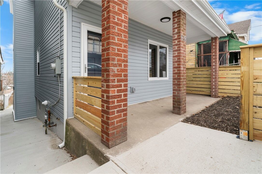 Property Photo:  838 Eureka St  PA 15210 