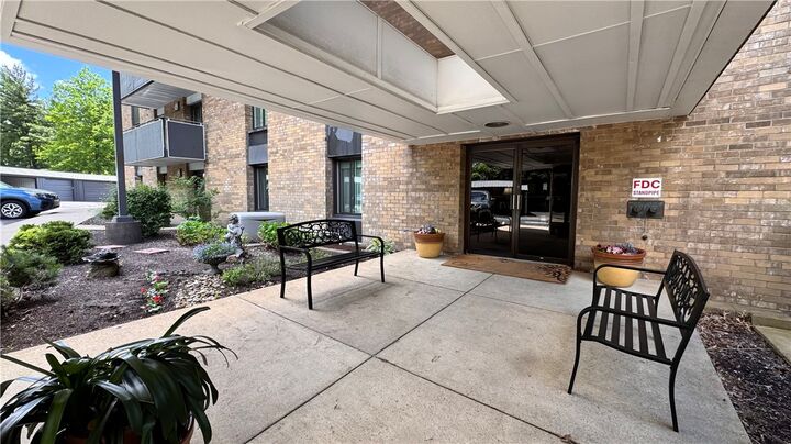 Property Photo: 820 E Beau St 1G PA 15301