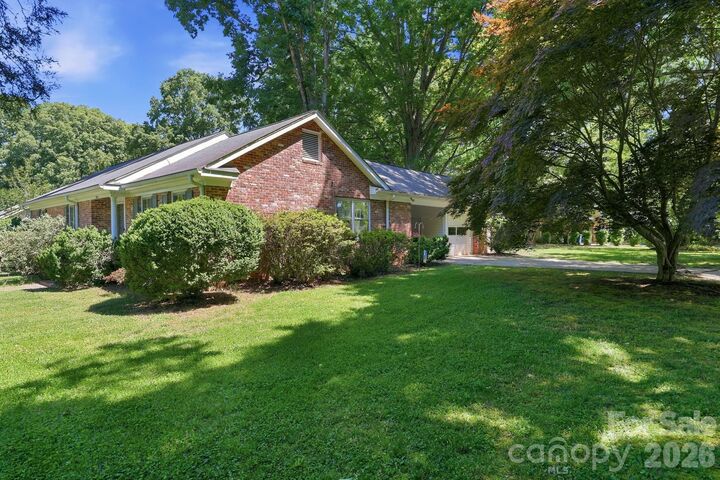 Property Photo: 401 White Oaks Drive NC 28147