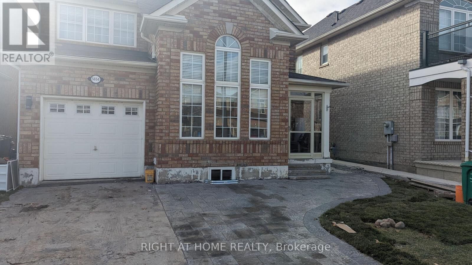 Property Photo: 5654 Churchill Meadows Boulevard ON L5M 7A7