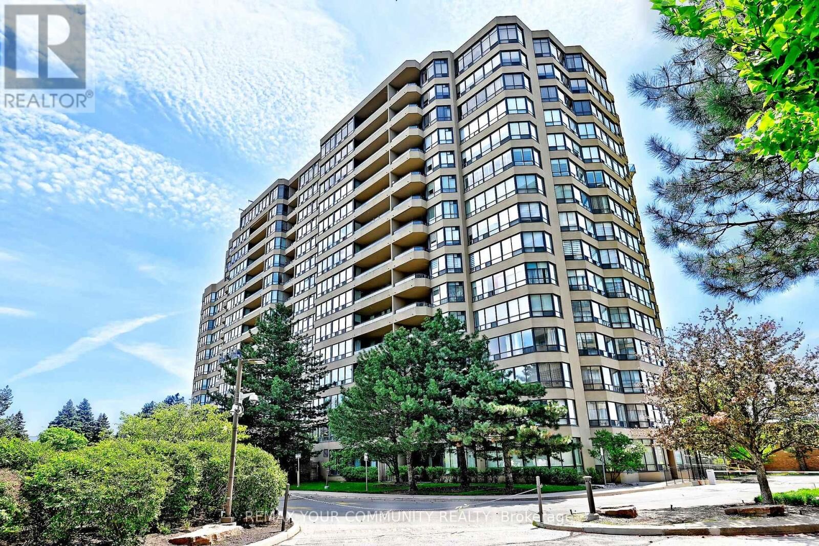 Property Photo: 32 Clarissa Drive 620 ON L4C 9R7