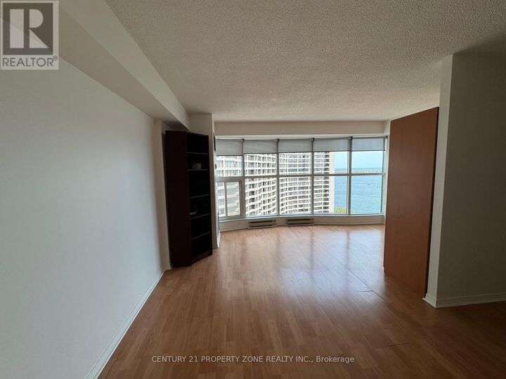 Property Photo:  77 Harbour Square 2105  ON M5J 2S2 