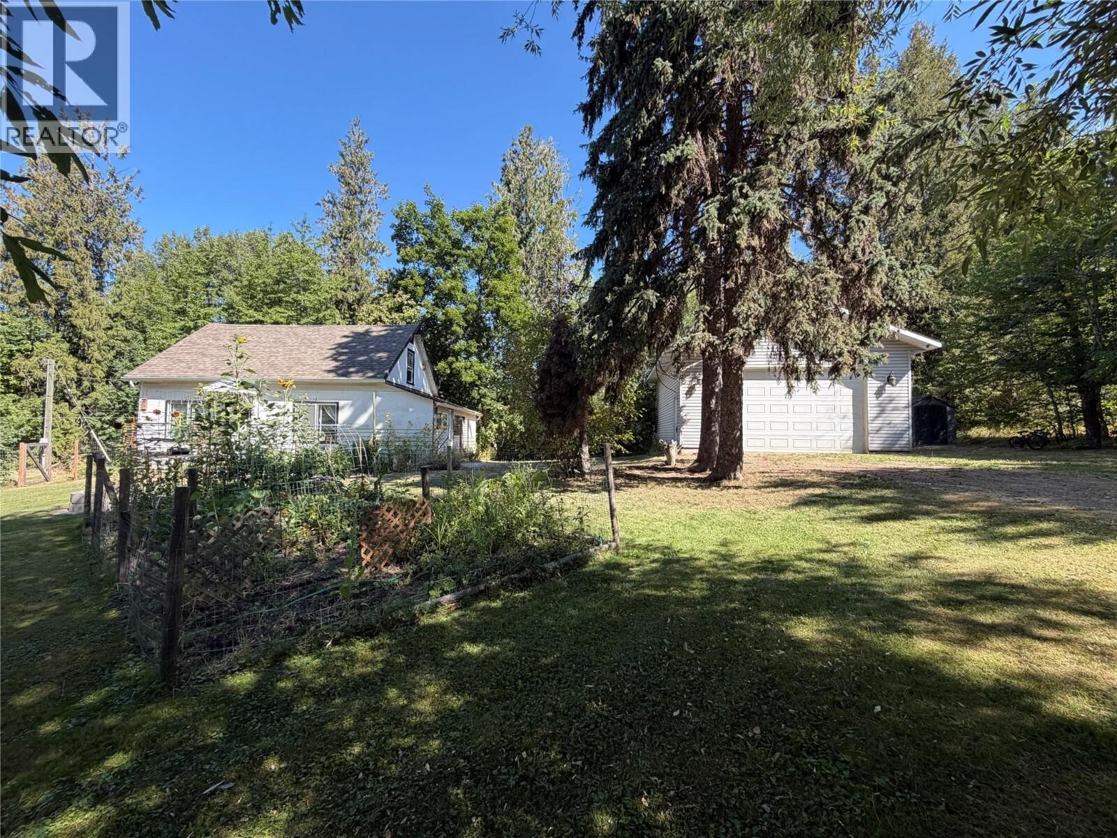 Property Photo: 2370 Lakeshore Road Northeast BC V1E 3X9