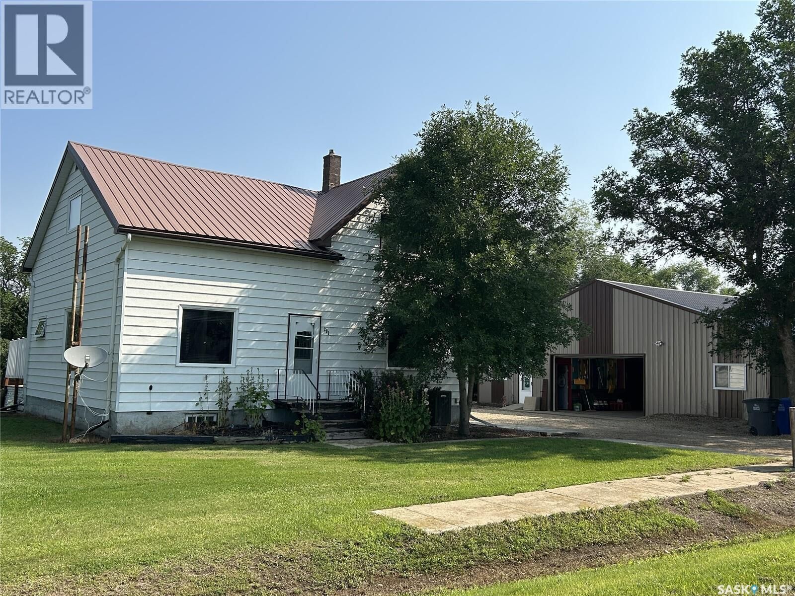 Property Photo:  301 Tavistock Avenue  SK S0C 2L0 