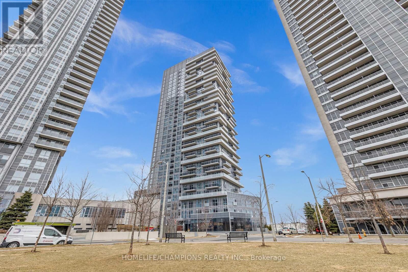 Property Photo: 225 Village Green Square Ph08 ON M1S 0N4