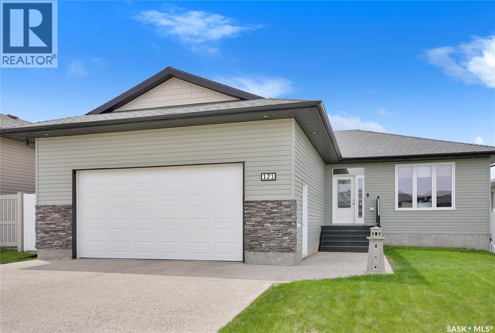 Property Photo: 121 Everton Crescent SK S6K 0A3