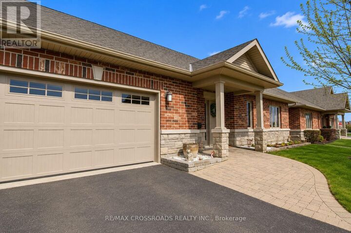 Property Photo: 8 Green Arbour Way ON K9V 0E6