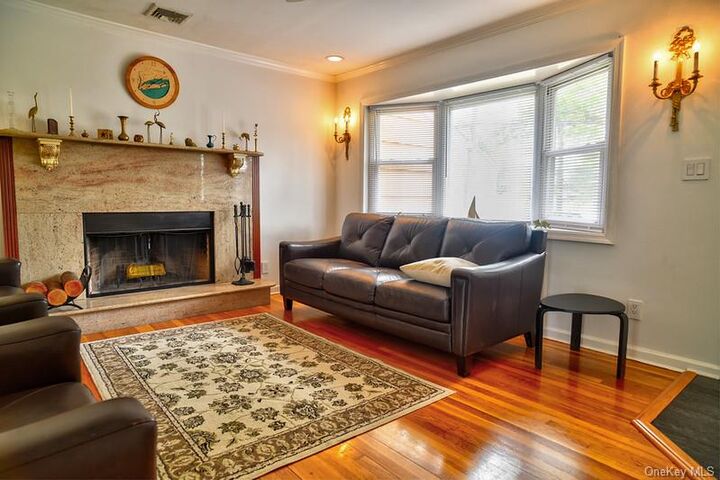 Property Photo:  18 Bailey Avenue  NY 11702 